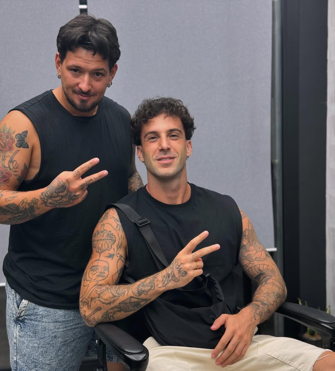 Endi con un cliente dopo il taglio