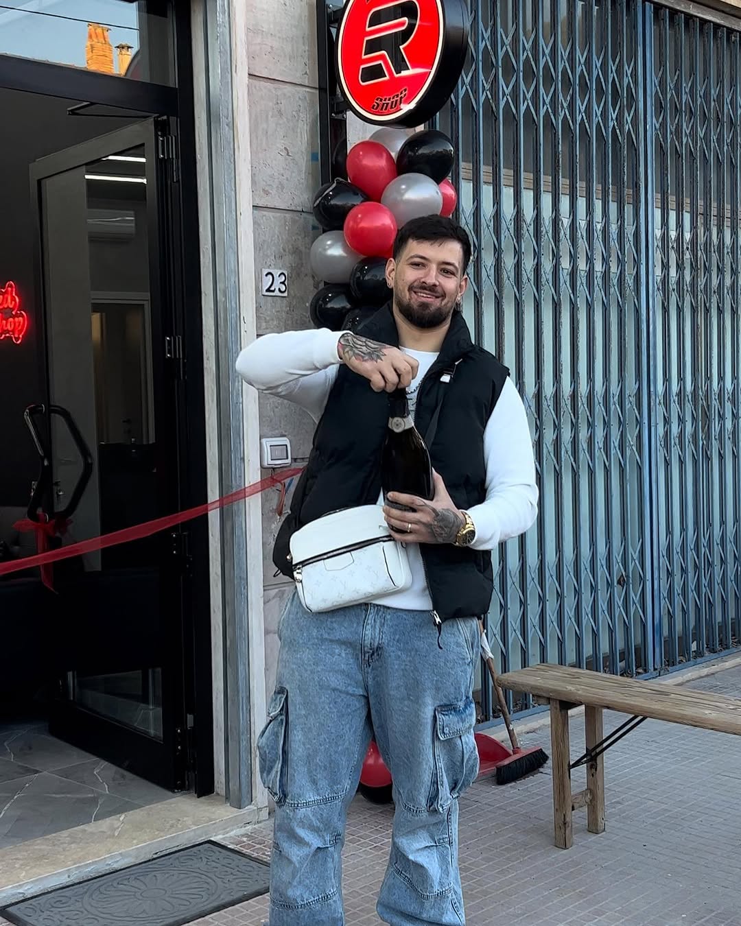 Endi davanti all’ingresso di Endi Red BarberShop al civico 23