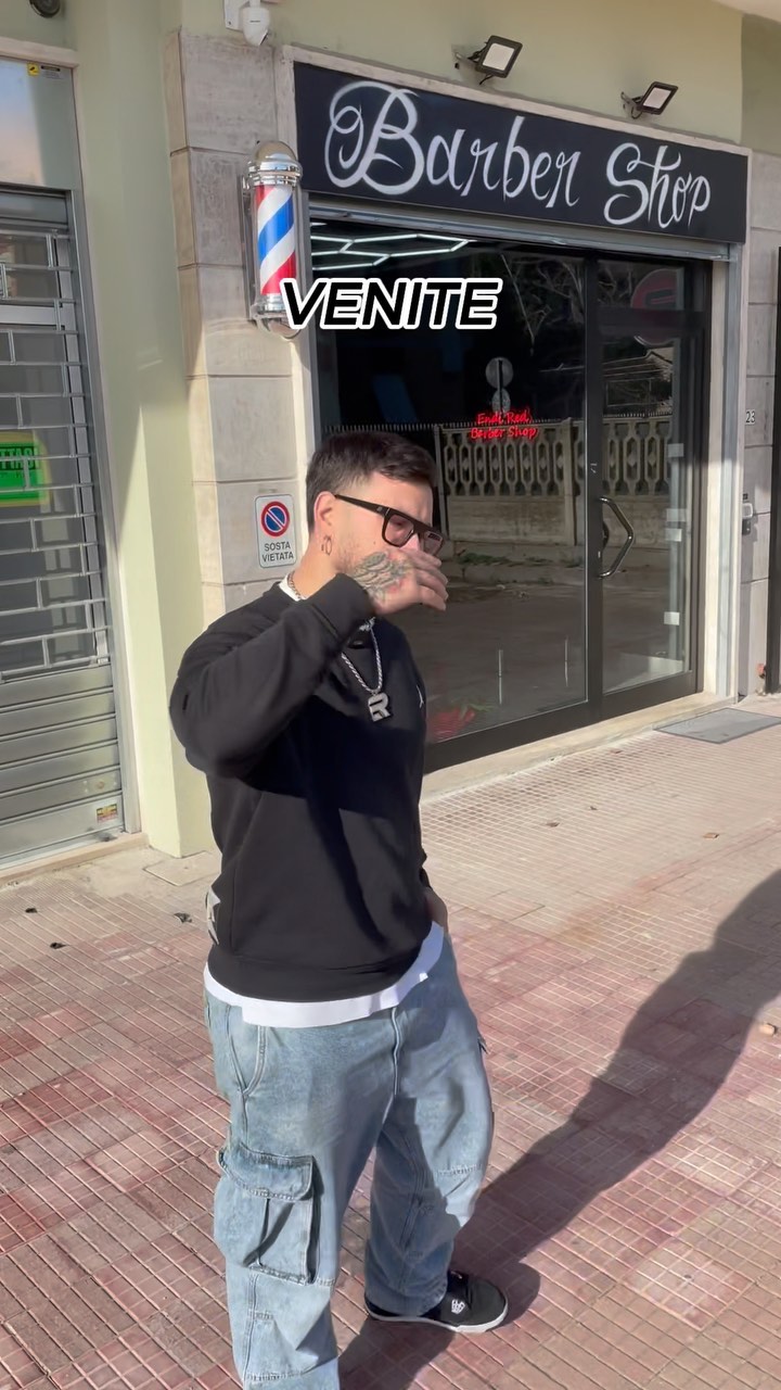 Esterno di Endi Red BarberShop al civico 23 di Via Piave